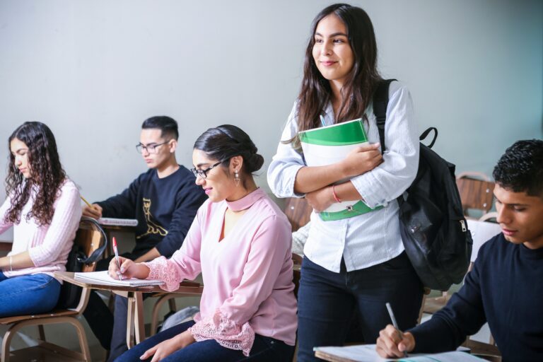 Ứng Dụng Lý Thuyết Học Tập từ Xã Hội của Krumboltz trong Hỗ Trợ Học Sinh THPT